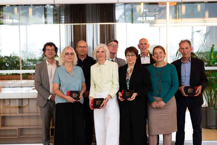 De Erepenning-laureaten van 2024 met de leden van het College van Bestuur (foto: Sophie Reijnen)