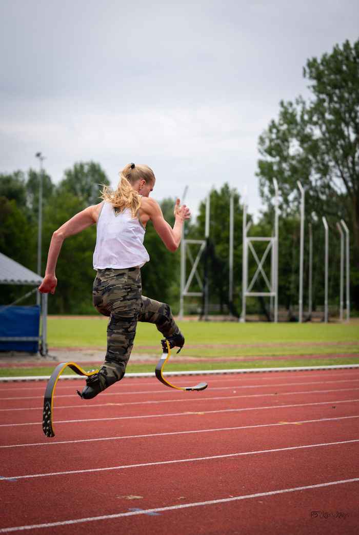 Paralympisch atleet Fleur de Jong traint op blades op de atletiekbaan