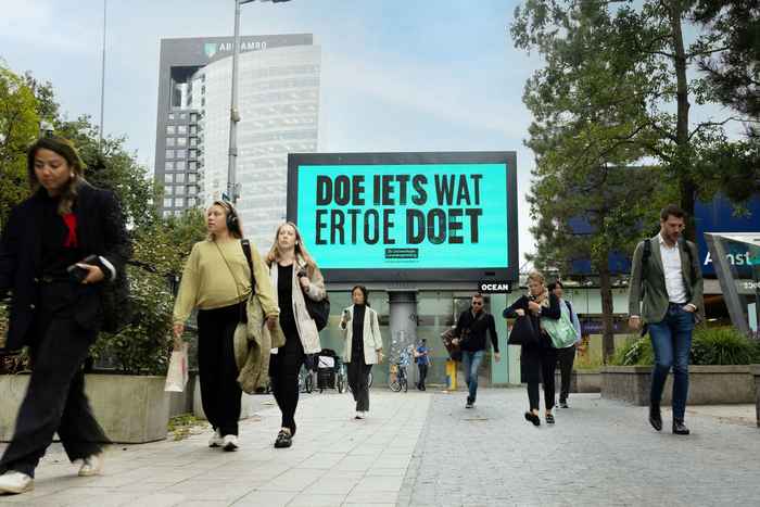 Boven in beeld de Brug op de Roeterseilandcmapus en links de Zuidas in Amsterdam. De beelden in de campagne zijn gemaakt door reclamebureau KesselsKramer in samenwerking met kunstenaar Guido de Boer