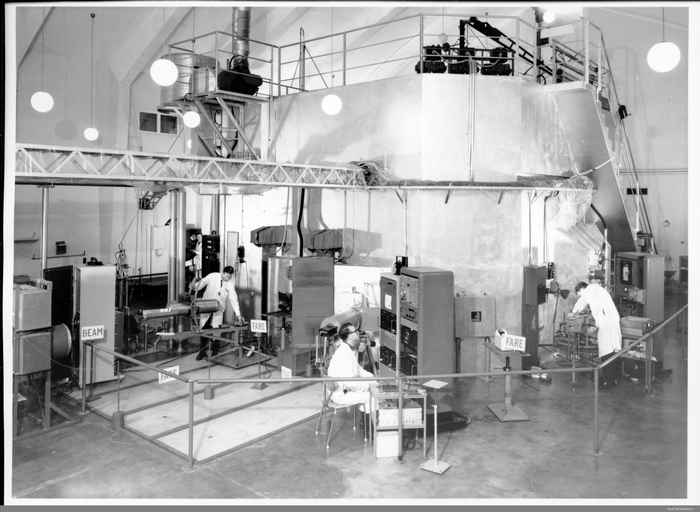 De kernreactor JEEP-I rond 1951 (in Kjeller bij Lillestrøm in Noorwegen) die door de Noors-Nederlandse samenwerking tot stand kwam. Op de foto zien we vier natuurkundigen aan een reactorblok werken. Foto: Norsk Teknisk Museum